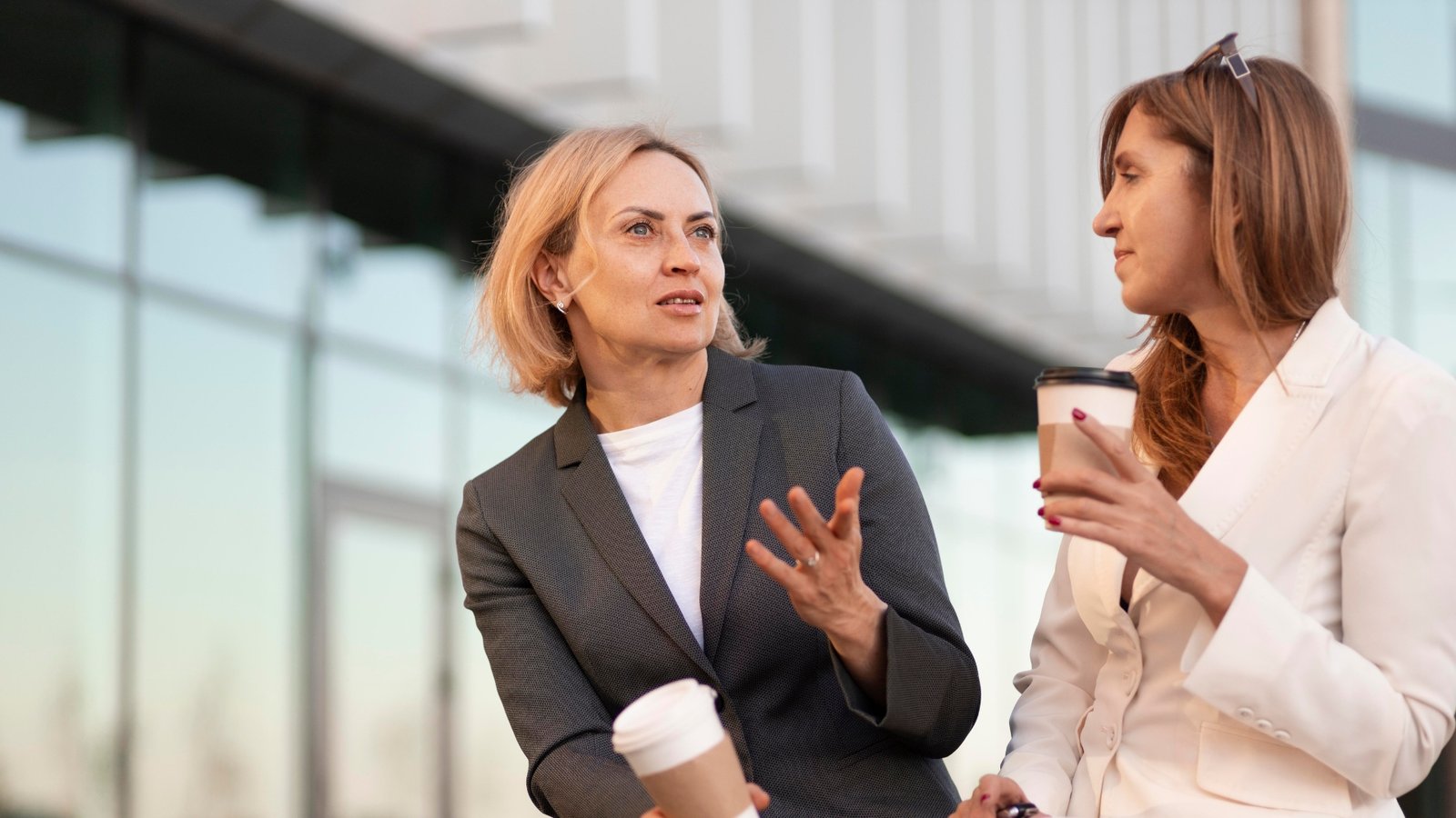 medium-shot-women-with-coffee-cups-outdoors